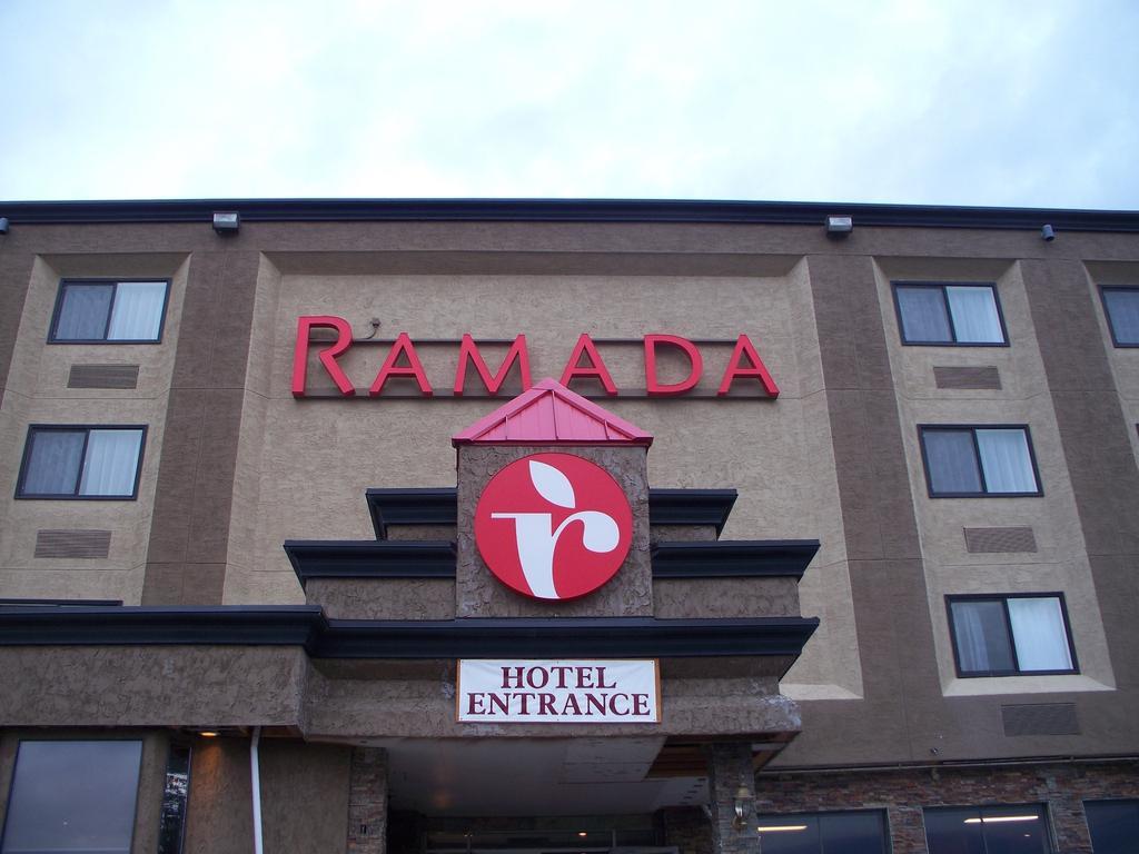 Ramada By Wyndham Williams Lake Exterior photo